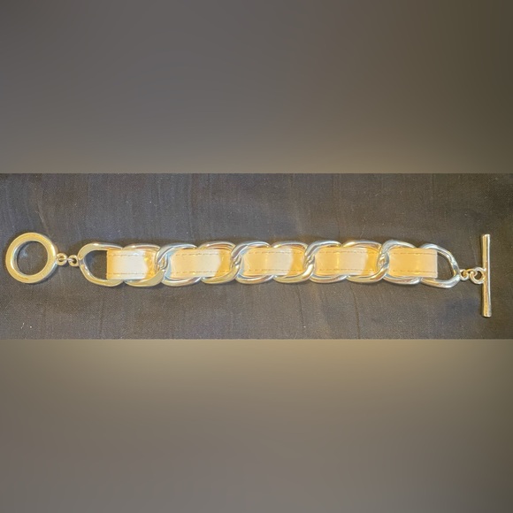 White & silver tone bracelet. Toggle clasp. Great 4 summer! Discount in listing! - Picture 10 of 10